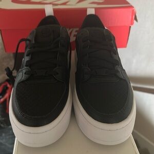 New never worn Nike Women’s Shoe